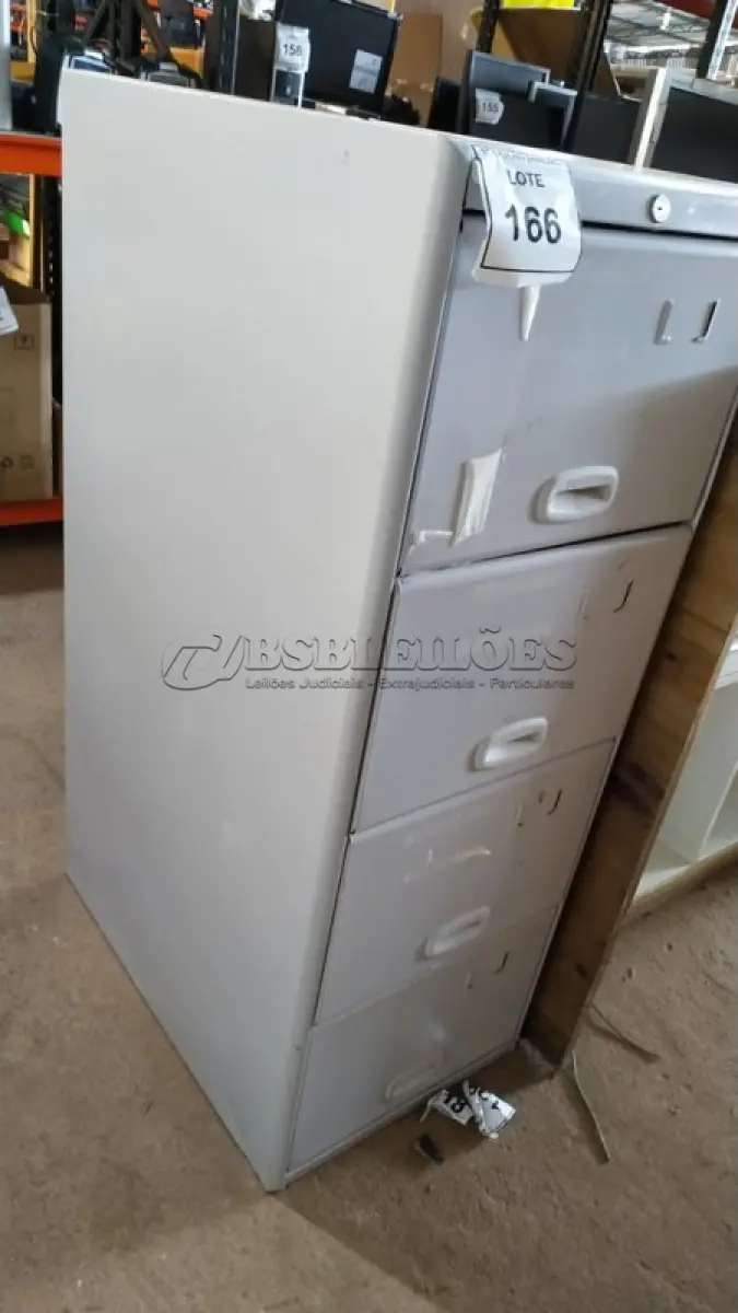 LOTE 166 - 01 ARQUIVO DE AÇO COM 04 GAVETAS.  (NO ESTADO) ATENÇÃO! FAZER A VISITAÇÃO ANTES DE ARREMATAR, NÃO SABEMOS SE FUNCIONA. LEILÃO NÃO TEM GARANTIA E NEM DEVOLUÇÃO, SUJEITO A POSSÍVEIS AVARIAS VISÍVEIS/OCULTAS E/OU AUSÊNCIA DE COMPONENTES.