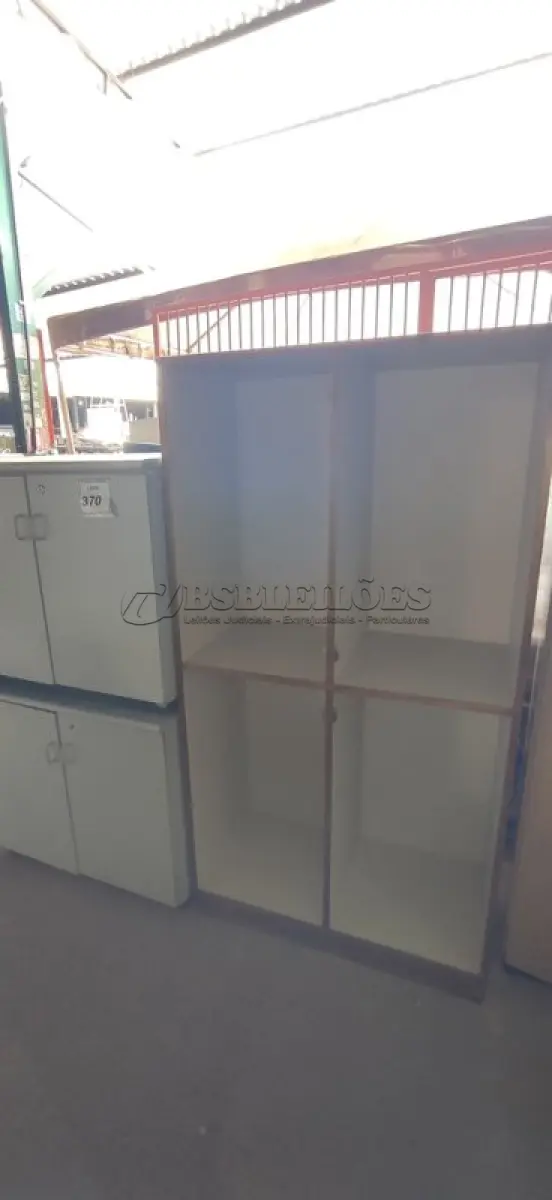 LOTE 370 - 02 ARMÁRIOS BAIXOS EM MADEIRA COM 02 PORTAS E 01 ARMÁRIO ALTO COM 04 COMPARTIMENTOS SEM PORTA.  (NO ESTADO) ATENÇÃO! FAZER A VISITAÇÃO ANTES DE ARREMATAR, NÃO SABEMOS SE FUNCIONA. LEILÃO NÃO TEM GARANTIA E NEM DEVOLUÇÃO, SUJEITO A POSSÍVEIS AVARIAS VISÍVEIS/OCULTAS E/OU AUSÊNCIA DE COMPONENTES.