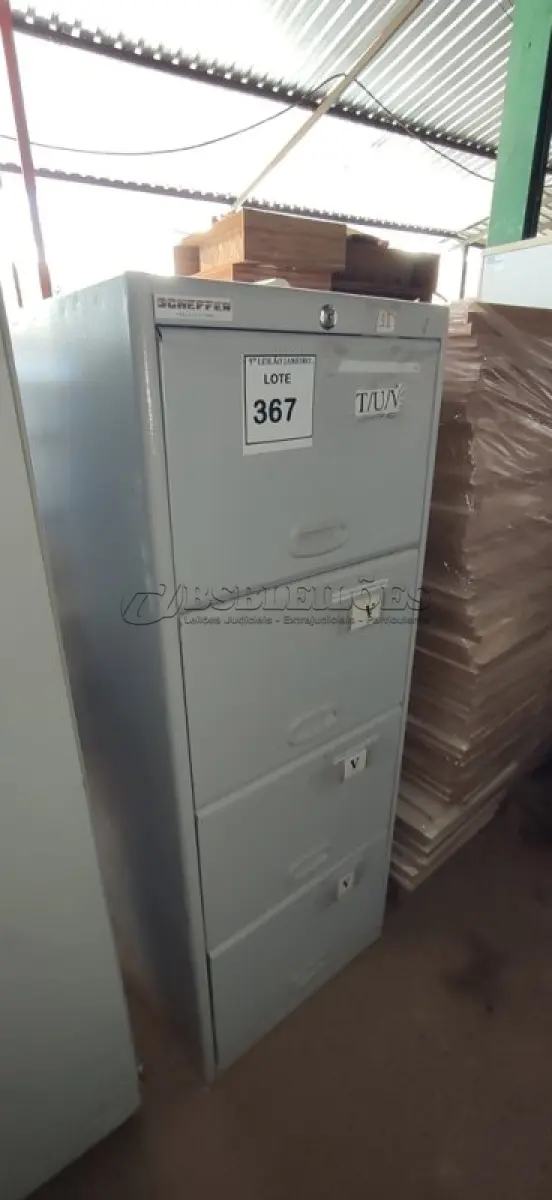 LOTE 367 - 01 ARQUIVO DE AÇO COM 04 GAVETAS.  (NO ESTADO) ATENÇÃO! FAZER A VISITAÇÃO ANTES DE ARREMATAR, NÃO SABEMOS SE FUNCIONA. LEILÃO NÃO TEM GARANTIA E NEM DEVOLUÇÃO, SUJEITO A POSSÍVEIS AVARIAS VISÍVEIS/OCULTAS E/OU AUSÊNCIA DE COMPONENTES.