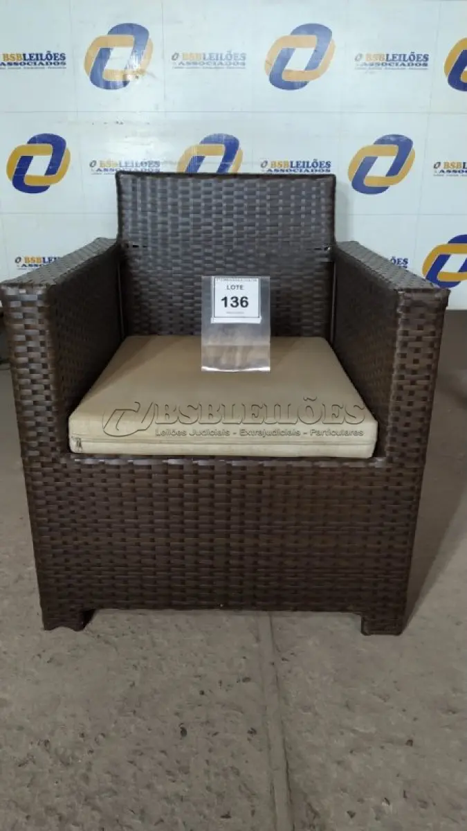 LOTE 136 - 01 POLTRONA DE JARDIM. (NO ESTADO EM QUE SE ENCONTRA. SUJEITO A AVARIAS OCULTAS/VISÍVEIS.) BH1652Y