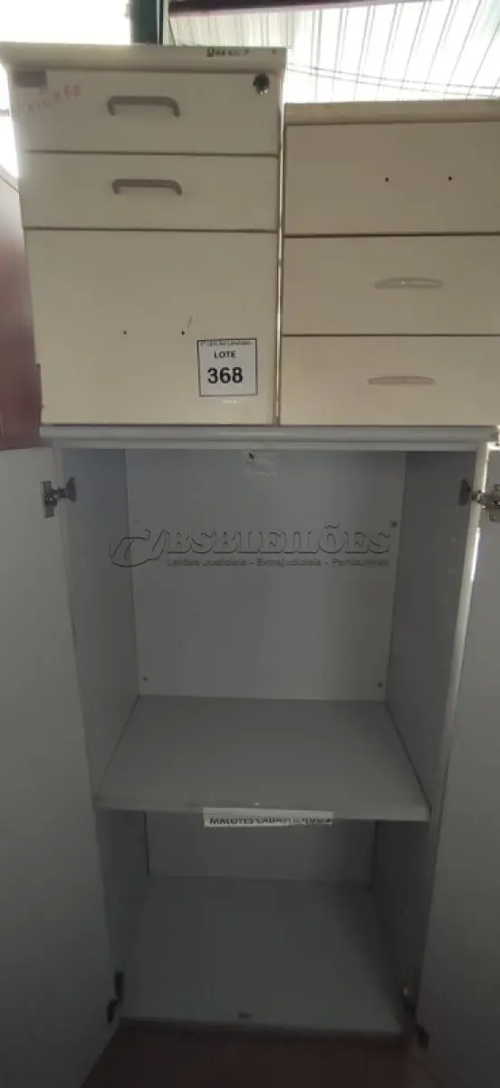 LOTE 368 - 01 ARMÁRIO ALTO EM MADEIRA COM 02 PORTAS E 02 GAVETEIROS DE MADEIRA COM 03 GAVETAS CADA.  (NO ESTADO) ATENÇÃO! FAZER A VISITAÇÃO ANTES DE ARREMATAR, NÃO SABEMOS SE FUNCIONA. LEILÃO NÃO TEM GARANTIA E NEM DEVOLUÇÃO, SUJEITO A POSSÍVEIS AVARIAS VISÍVEIS/OCULTAS E/OU AUSÊNCIA DE COMPONENTES.