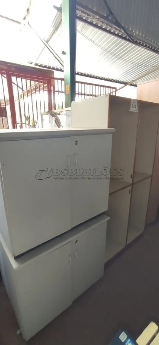 LOTE 370 - 02 ARMÁRIOS BAIXOS EM MADEIRA COM 02 PORTAS E 01 ARMÁRIO ALTO COM 04 COMPARTIMENTOS SEM PORTA.  (NO ESTADO) ATENÇÃO! FAZER A VISITAÇÃO ANTES DE ARREMATAR, NÃO SABEMOS SE FUNCIONA. LEILÃO NÃO TEM GARANTIA E NEM DEVOLUÇÃO, SUJEITO A POSSÍVEIS AVARIAS VISÍVEIS/OCULTAS E/OU AUSÊNCIA DE COMPONENTES.