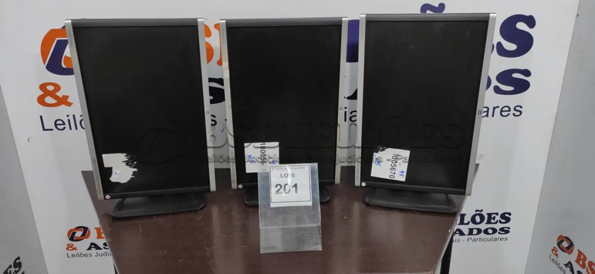 LOTE 201 - 03 MONITORES MARCA HP.  (NO ESTADO) ATENÇÃO! FAZER A VISITAÇÃO ANTES DE ARREMATAR, NÃO SABEMOS SE FUNCIONA. LEILÃO NÃO TEM GARANTIA E NEM DEVOLUÇÃO, SUJEITO A POSSÍVEIS AVARIAS VISÍVEIS/OCULTAS E/OU AUSÊNCIA DE COMPONENTES.