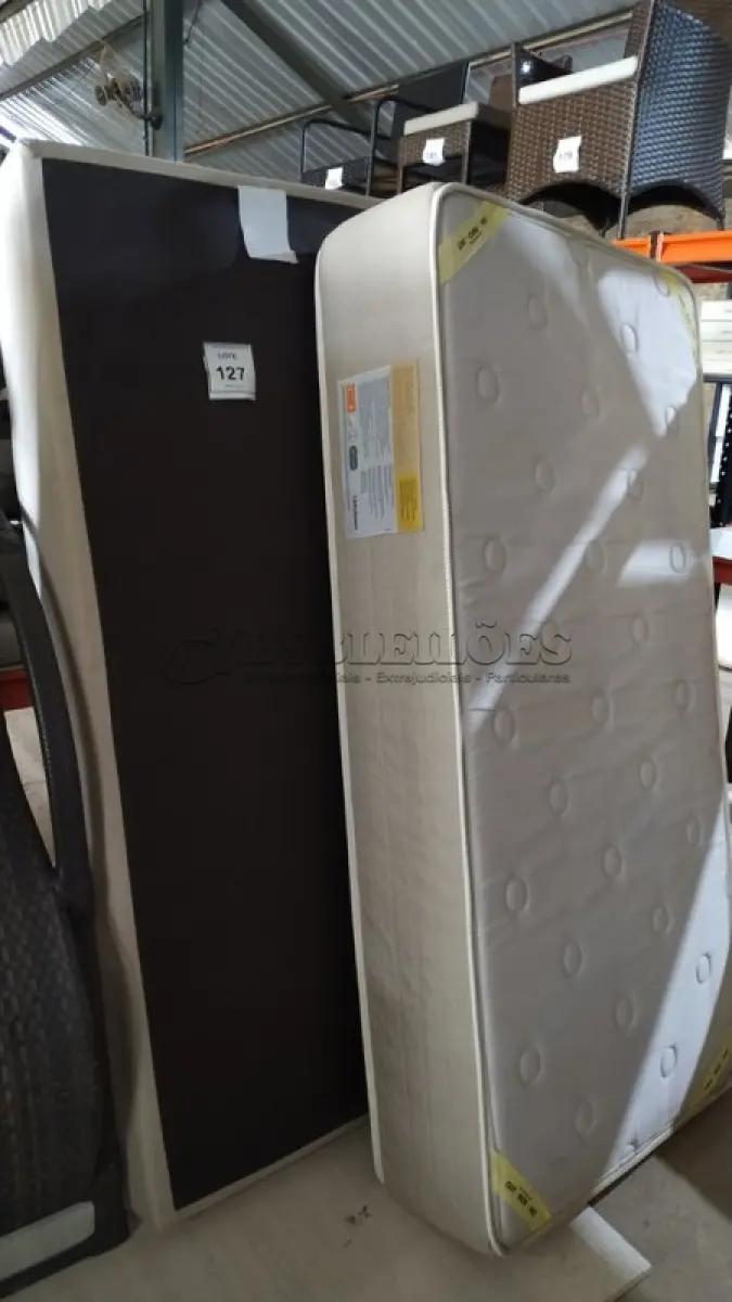 LOTE 127 - 01 COLCHÃO DE SOLTEIRO COM BASE 1,88CM X 88CM. (NO ESTADO EM QUE SE ENCONTRA. SUJEITO A AVARIAS OCULTAS/VISÍVEIS.) BJ7460E