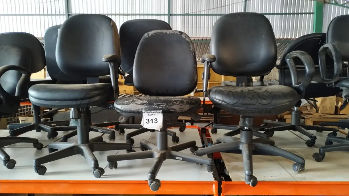LOTE 313 - 03 CADEIRAS GIRATÓRIAS NA COR PRETA.  (NO ESTADO) ATENÇÃO! FAZER A VISITAÇÃO ANTES DE ARREMATAR, NÃO SABEMOS SE FUNCIONA. LEILÃO NÃO TEM GARANTIA E NEM DEVOLUÇÃO, SUJEITO A POSSÍVEIS AVARIAS VISÍVEIS/OCULTAS E/OU AUSÊNCIA DE COMPONENTES.