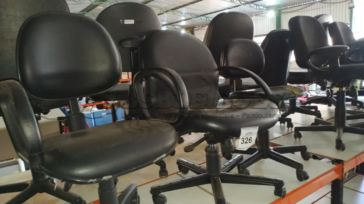 LOTE 326 - 03 CADEIRAS GIRATÓRIAS NA COR PRETA (NO ESTADO) ATENÇÃO! FAZER A VISITAÇÃO ANTES DE ARREMATAR, NÃO SABEMOS SE FUNCIONA. LEILÃO NÃO TEM GARANTIA E NEM DEVOLUÇÃO, SUJEITO A POSSÍVEIS AVARIAS VISÍVEIS/OCULTAS E/OU AUSÊNCIA DE COMPONENTES.