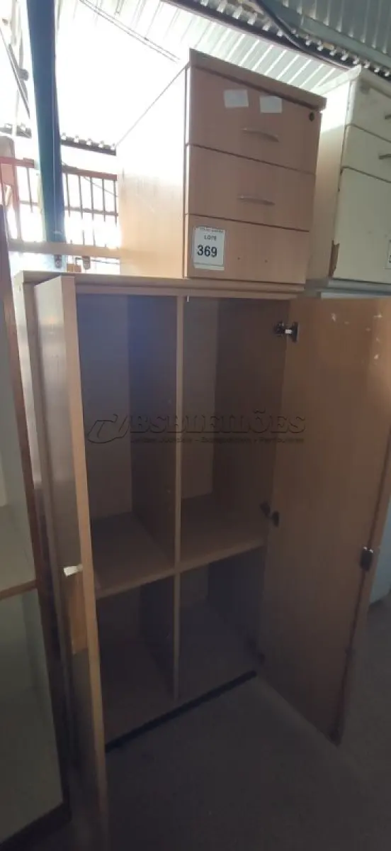 LOTE 369 - 01 ARMÁRIO ALTO EM MADEIRA COM 02 PORTAS E 01 GAVETEIRO EM MADEIRA COM 03 GAVETA.  (NO ESTADO) ATENÇÃO! FAZER A VISITAÇÃO ANTES DE ARREMATAR, NÃO SABEMOS SE FUNCIONA. LEILÃO NÃO TEM GARANTIA E NEM DEVOLUÇÃO, SUJEITO A POSSÍVEIS AVARIAS VISÍVEIS/OCULTAS E/OU AUSÊNCIA DE COMPONENTES.