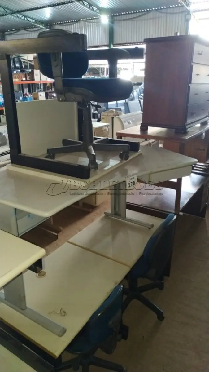 LOTE 275 - 03 CADEIRAS GIRATÓRIAS NA COR AZUL E 04 MESAS DE ESCRITÓRIO DE TAMANHOS DIVERSOS.  (NO ESTADO) ATENÇÃO! FAZER A VISITAÇÃO ANTES DE ARREMATAR, NÃO SABEMOS SE FUNCIONA. LEILÃO NÃO TEM GARANTIA E NEM DEVOLUÇÃO, SUJEITO A POSSÍVEIS AVARIAS VISÍVEIS/OCULTAS E/OU AUSÊNCIA DE COMPONENTES.