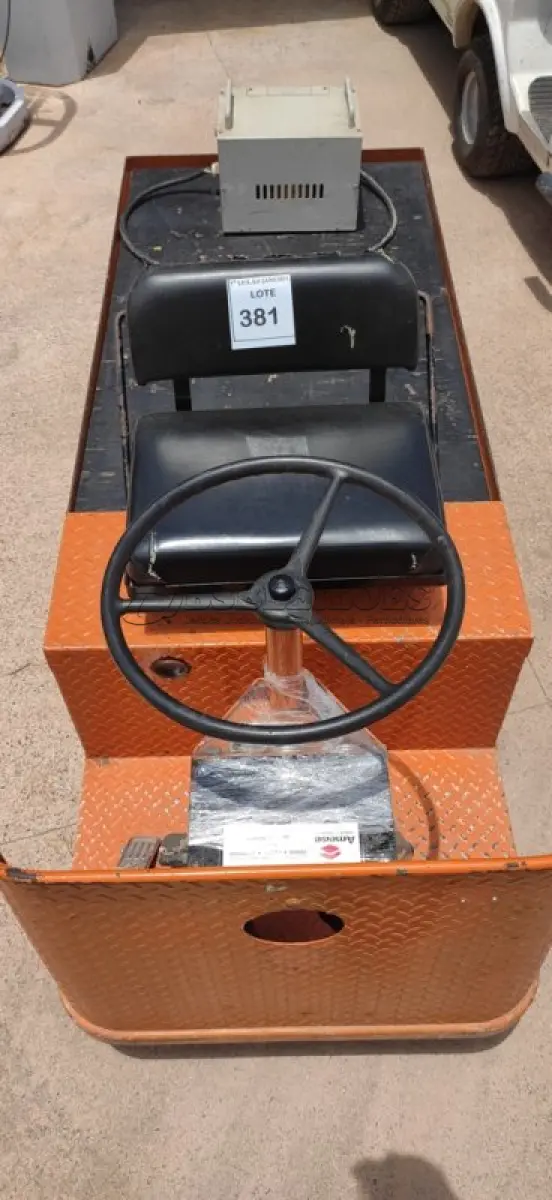 LOTE 381 - 01 CARRINHO ELÉTRICO PLATAFORMA COM BATERIA 03 RODAS MARCA AMEISE.  (NO ESTADO) ATENÇÃO! FAZER A VISITAÇÃO ANTES DE ARREMATAR, NÃO SABEMOS SE FUNCIONA. LEILÃO NÃO TEM GARANTIA E NEM DEVOLUÇÃO, SUJEITO A POSSÍVEIS AVARIAS VISÍVEIS/OCULTAS E/OU AUSÊNCIA DE COMPONENTES.