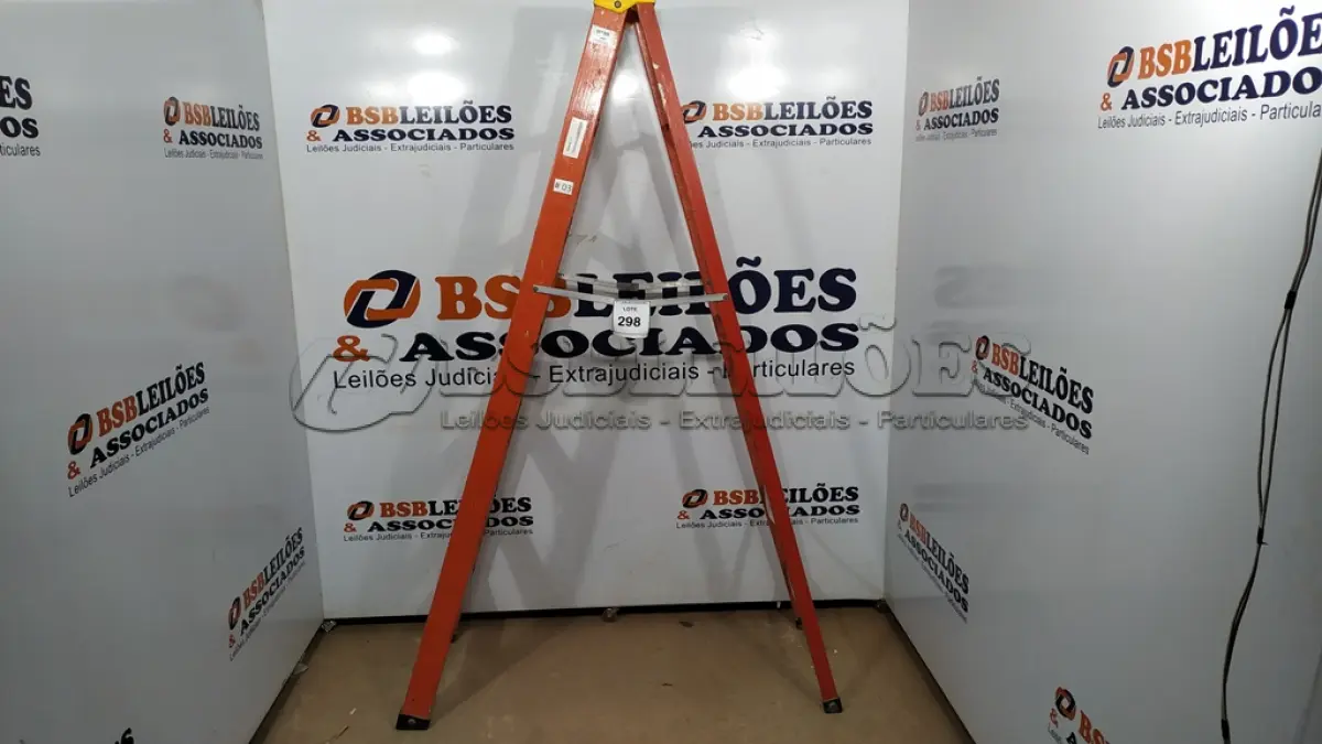 LOTE 298 - 01 ESCADA DE FIBRA COM 06 DEGRAUS DE ALUMÍNIO.  (NO ESTADO) ATENÇÃO! FAZER A VISITAÇÃO ANTES DE ARREMATAR, NÃO SABEMOS SE FUNCIONA. LEILÃO NÃO TEM GARANTIA E NEM DEVOLUÇÃO, SUJEITO A POSSÍVEIS AVARIAS VISÍVEIS/OCULTAS E/OU AUSÊNCIA DE COMPONENTES.