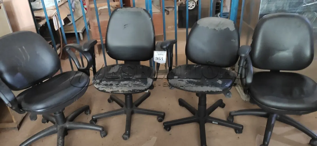 LOTE 351 - 04 CADEIRAS GIRATÓRIAS NA COR PRETA.  (NO ESTADO) ATENÇÃO! FAZER A VISITAÇÃO ANTES DE ARREMATAR, NÃO SABEMOS SE FUNCIONA. LEILÃO NÃO TEM GARANTIA E NEM DEVOLUÇÃO, SUJEITO A POSSÍVEIS AVARIAS VISÍVEIS/OCULTAS E/OU AUSÊNCIA DE COMPONENTES.