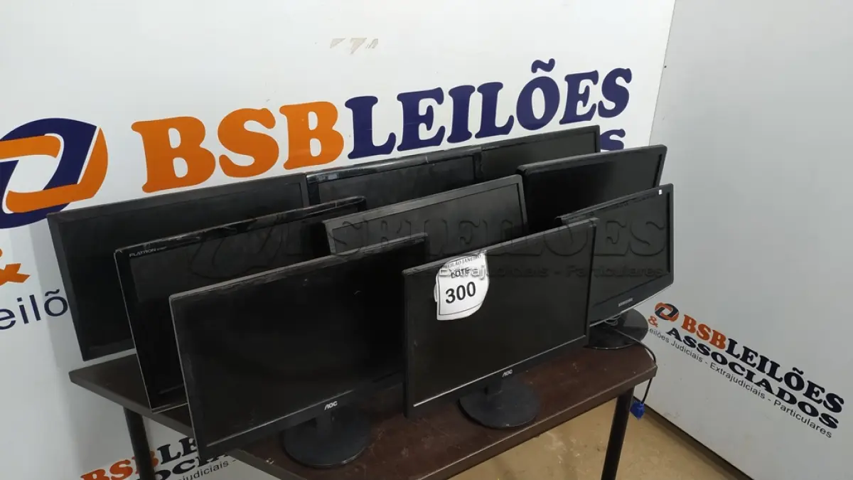 LOTE 300 - 09 MONITORES DE MARCASSE MODELOS DIVERSOS.  (NO ESTADO) ATENÇÃO! FAZER A VISITAÇÃO ANTES DE ARREMATAR, NÃO SABEMOS SE FUNCIONA. LEILÃO NÃO TEM GARANTIA E NEM DEVOLUÇÃO, SUJEITO A POSSÍVEIS AVARIAS VISÍVEIS/OCULTAS E/OU AUSÊNCIA DE COMPONENTES.