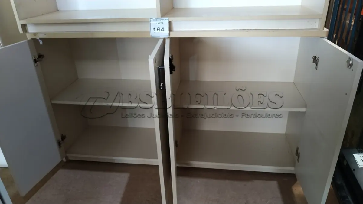 LOTE 164 - 01 ARMÁRIO EM MADEIRA COM PRATELEIRAS ABERTAS E 01 ARMÁRIO EM MADEIRA COM 04 PORTAS.  (NO ESTADO) ATENÇÃO! FAZER A VISITAÇÃO ANTES DE ARREMATAR, NÃO SABEMOS SE FUNCIONA. LEILÃO NÃO TEM GARANTIA E NEM DEVOLUÇÃO, SUJEITO A POSSÍVEIS AVARIAS VISÍVEIS/OCULTAS E/OU AUSÊNCIA DE COMPONENTES.