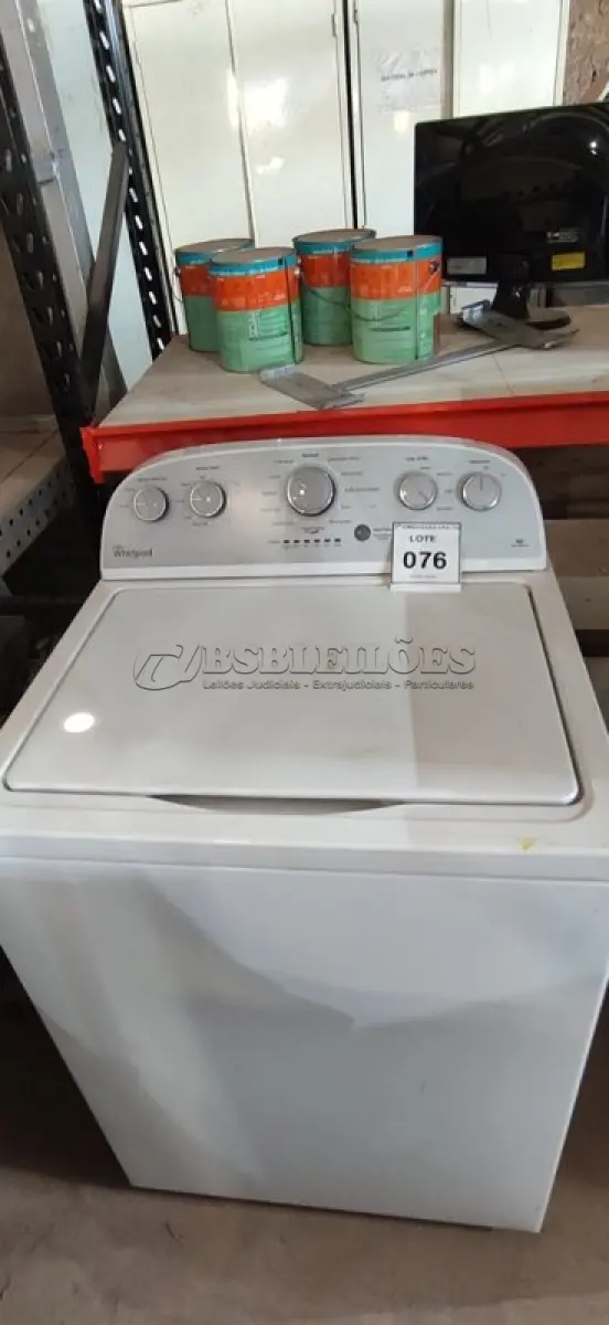 LOTE 076 - 01 LAVA ROUPA WHIRLPOOL 110 VOLTS. (NO ESTADO EM QUE SE ENCONTRA. SUJEITO A AVARIAS OCULTAS/VISÍVEIS.) AV9322V