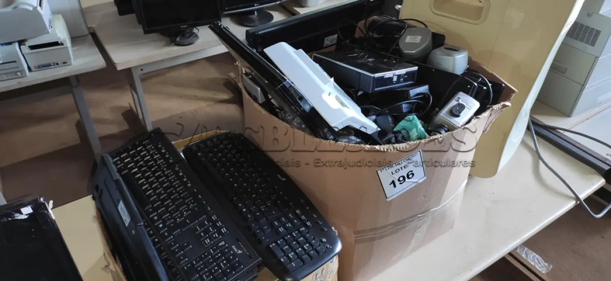 LOTE 196 - 01 LOTE COM GRANDE QUANTIDADE DE TELADOS DE PC, CÂMERAS DE SEGURANÇA, LEITORAS DE CÓDIGOS DE BARRA, MATÉRIAS DE INFORMÁTICA E PERIFÉRICOS DIVERSOS.  (NO ESTADO) ATENÇÃO! FAZER A VISITAÇÃO ANTES DE ARREMATAR, NÃO SABEMOS SE FUNCIONA. LEILÃO NÃO TEM GARANTIA E NEM DEVOLUÇÃO, SUJEITO A POSSÍVEIS AVARIAS VISÍVEIS/OCULTAS E/OU AUSÊNCIA DE COMPONENTES.