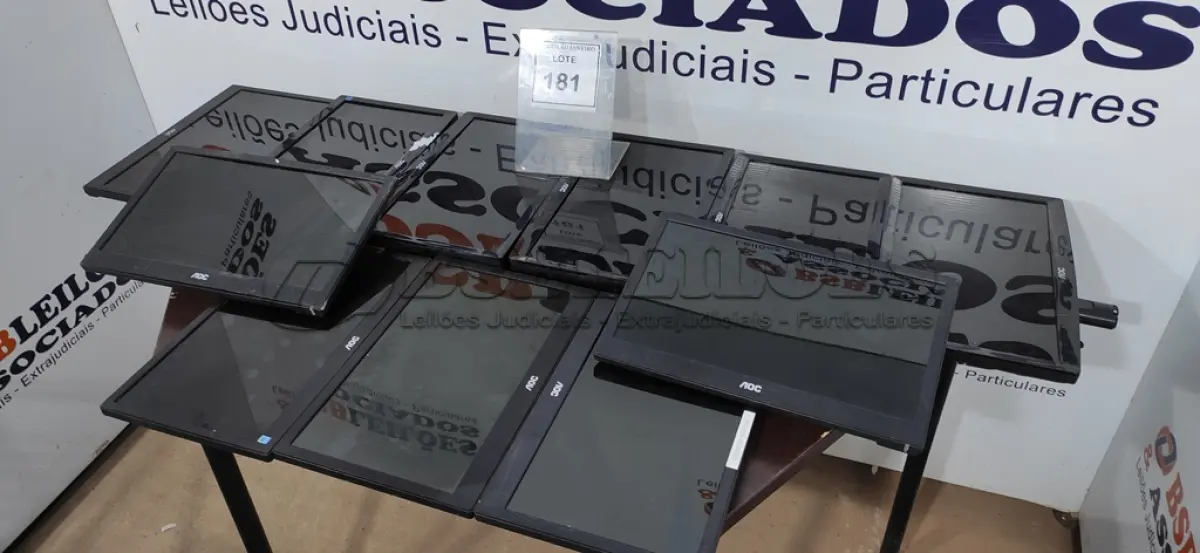 LOTE 181 - 11 MONITORES SEM OS PÉS DE APOIO MARCA AOC.  (NO ESTADO) ATENÇÃO! FAZER A VISITAÇÃO ANTES DE ARREMATAR, NÃO SABEMOS SE FUNCIONA. LEILÃO NÃO TEM GARANTIA E NEM DEVOLUÇÃO, SUJEITO A POSSÍVEIS AVARIAS VISÍVEIS/OCULTAS E/OU AUSÊNCIA DE COMPONENTES.
