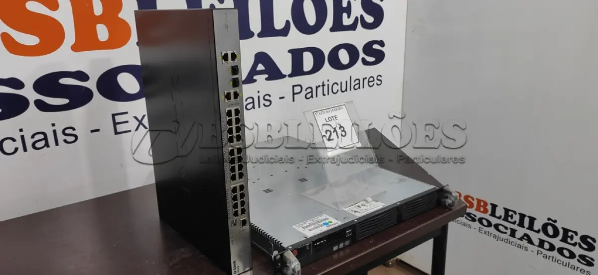LOTE 213 - 01 GAVETA DE SERVIDOR E 01 SWITCH 24 PORTAS MARCA D-LINK.  (NO ESTADO) ATENÇÃO! FAZER A VISITAÇÃO ANTES DE ARREMATAR, NÃO SABEMOS SE FUNCIONA. LEILÃO NÃO TEM GARANTIA E NEM DEVOLUÇÃO, SUJEITO A POSSÍVEIS AVARIAS VISÍVEIS/OCULTAS E/OU AUSÊNCIA DE COMPONENTES.