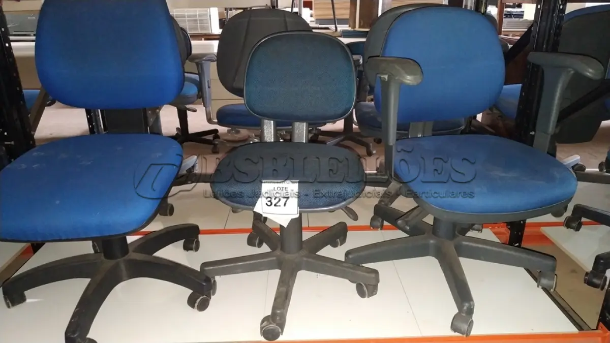 LOTE 327 - 03 CADEIRAS GIRATÓRIAS NA COR AZUL.  (NO ESTADO) ATENÇÃO! FAZER A VISITAÇÃO ANTES DE ARREMATAR, NÃO SABEMOS SE FUNCIONA. LEILÃO NÃO TEM GARANTIA E NEM DEVOLUÇÃO, SUJEITO A POSSÍVEIS AVARIAS VISÍVEIS/OCULTAS E/OU AUSÊNCIA DE COMPONENTES.