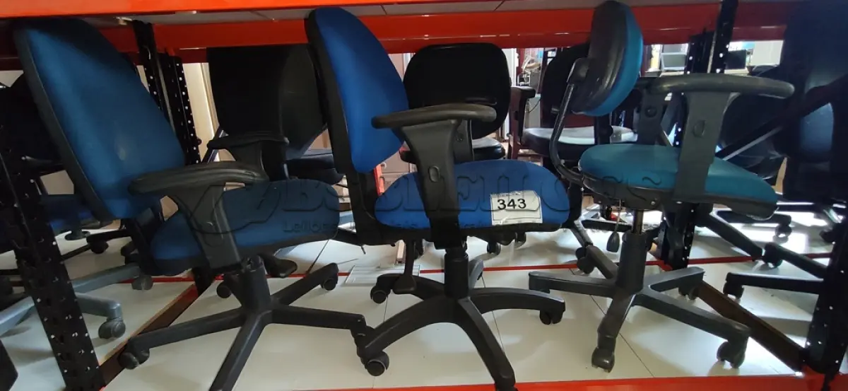 LOTE 343 - 03 CADEIRAS GIRATÓRIAS NA COR AZUL.  (NO ESTADO) ATENÇÃO! FAZER A VISITAÇÃO ANTES DE ARREMATAR, NÃO SABEMOS SE FUNCIONA. LEILÃO NÃO TEM GARANTIA E NEM DEVOLUÇÃO, SUJEITO A POSSÍVEIS AVARIAS VISÍVEIS/OCULTAS E/OU AUSÊNCIA DE COMPONENTES.