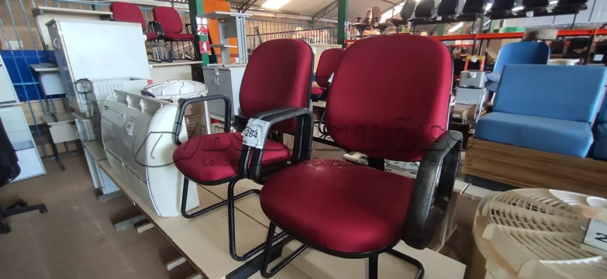 LOTE 264 - 02 CADEIRAS DE ESCRITÓRIO COM PÉS FIXOS NA COR VERMELHA.  (NO ESTADO) ATENÇÃO! FAZER A VISITAÇÃO ANTES DE ARREMATAR, NÃO SABEMOS SE FUNCIONA. LEILÃO NÃO TEM GARANTIA E NEM DEVOLUÇÃO, SUJEITO A POSSÍVEIS AVARIAS VISÍVEIS/OCULTAS E/OU AUSÊNCIA DE COMPONENTES.