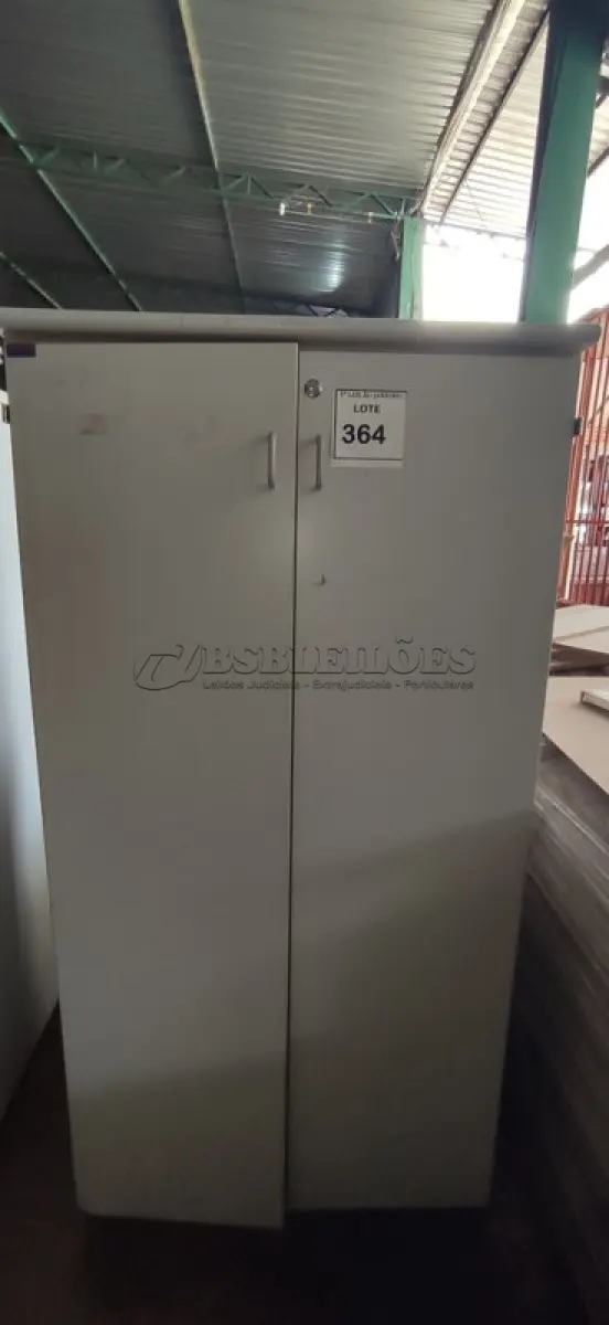 LOTE 364 - 01 ARMÁRIO ALTO EM MADEIRA COM 02 PORTAS.  (NO ESTADO) ATENÇÃO! FAZER A VISITAÇÃO ANTES DE ARREMATAR, NÃO SABEMOS SE FUNCIONA. LEILÃO NÃO TEM GARANTIA E NEM DEVOLUÇÃO, SUJEITO A POSSÍVEIS AVARIAS VISÍVEIS/OCULTAS E/OU AUSÊNCIA DE COMPONENTES.