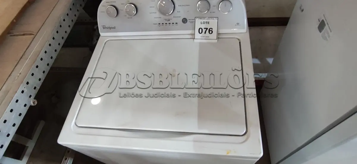 LOTE 076 - 01 LAVA ROUPA WHIRLPOOL 110 VOLTS. (NO ESTADO EM QUE SE ENCONTRA. SUJEITO A AVARIAS OCULTAS/VISÍVEIS.) AV9322V