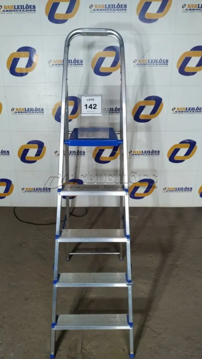 LOTE 142 - 01 ESCADA DE ALUMÍNIO COM 5 DEGRAUS. (NO ESTADO EM QUE SE ENCONTRA. SUJEITO A AVARIAS OCULTAS/VISÍVEIS.) N/A