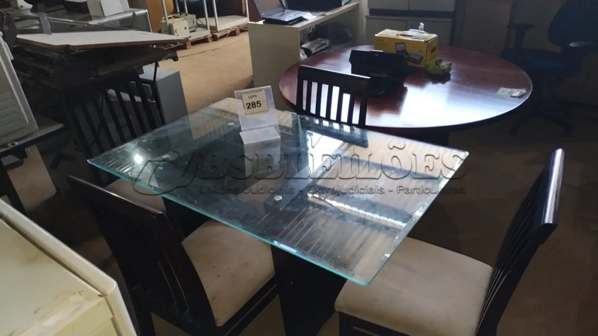 LOTE 285 - 01 MESA COM BASE DE MADEIRA E TAMPO DE VIDRO COM 04 CADEIRAS EM MADEIRA COM ASSENTO ALMOFADADO.  (NO ESTADO) ATENÇÃO! FAZER A VISITAÇÃO ANTES DE ARREMATAR, NÃO SABEMOS SE FUNCIONA. LEILÃO NÃO TEM GARANTIA E NEM DEVOLUÇÃO, SUJEITO A POSSÍVEIS AVARIAS VISÍVEIS/OCULTAS E/OU AUSÊNCIA DE COMPONENTES.