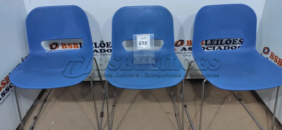 LOTE 212 - 03 CADEIRAS COM PÉS FIXOS.  (NO ESTADO) ATENÇÃO! FAZER A VISITAÇÃO ANTES DE ARREMATAR, NÃO SABEMOS SE FUNCIONA. LEILÃO NÃO TEM GARANTIA E NEM DEVOLUÇÃO, SUJEITO A POSSÍVEIS AVARIAS VISÍVEIS/OCULTAS E/OU AUSÊNCIA DE COMPONENTES.