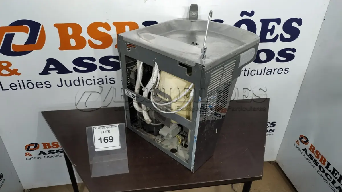 LOTE 169 - 01 BEBEDOURO DE PAREDE EM INOX MARCA CÂNOVAS.  (NO ESTADO) ATENÇÃO! FAZER A VISITAÇÃO ANTES DE ARREMATAR, NÃO SABEMOS SE FUNCIONA. LEILÃO NÃO TEM GARANTIA E NEM DEVOLUÇÃO, SUJEITO A POSSÍVEIS AVARIAS VISÍVEIS/OCULTAS E/OU AUSÊNCIA DE COMPONENTES.