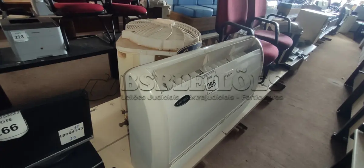 LOTE 265 - 01 AR CONDICIONADO MARCA CARRIER.  (NO ESTADO) ATENÇÃO! FAZER A VISITAÇÃO ANTES DE ARREMATAR, NÃO SABEMOS SE FUNCIONA. LEILÃO NÃO TEM GARANTIA E NEM DEVOLUÇÃO, SUJEITO A POSSÍVEIS AVARIAS VISÍVEIS/OCULTAS E/OU AUSÊNCIA DE COMPONENTES.