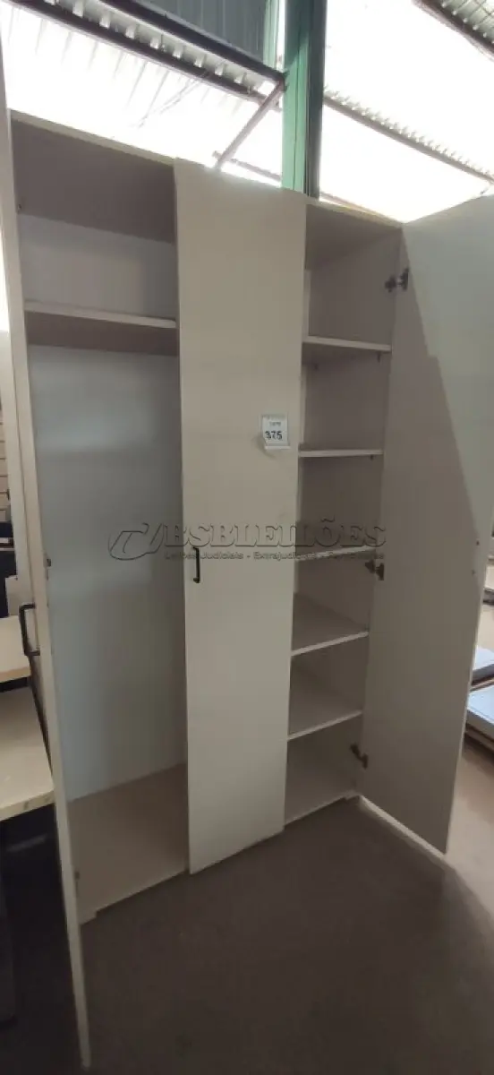LOTE 375 - 01 ARMÁRIO ALTO COM 03 PORTAS EM MADEIRA.  (NO ESTADO) ATENÇÃO! FAZER A VISITAÇÃO ANTES DE ARREMATAR, NÃO SABEMOS SE FUNCIONA. LEILÃO NÃO TEM GARANTIA E NEM DEVOLUÇÃO, SUJEITO A POSSÍVEIS AVARIAS VISÍVEIS/OCULTAS E/OU AUSÊNCIA DE COMPONENTES.