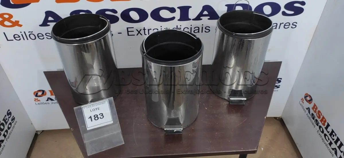 LOTE 183 - 03 LIXEIRAS EM INOX SEM TAMPA.  (NO ESTADO) ATENÇÃO! FAZER A VISITAÇÃO ANTES DE ARREMATAR, NÃO SABEMOS SE FUNCIONA. LEILÃO NÃO TEM GARANTIA E NEM DEVOLUÇÃO, SUJEITO A POSSÍVEIS AVARIAS VISÍVEIS/OCULTAS E/OU AUSÊNCIA DE COMPONENTES.