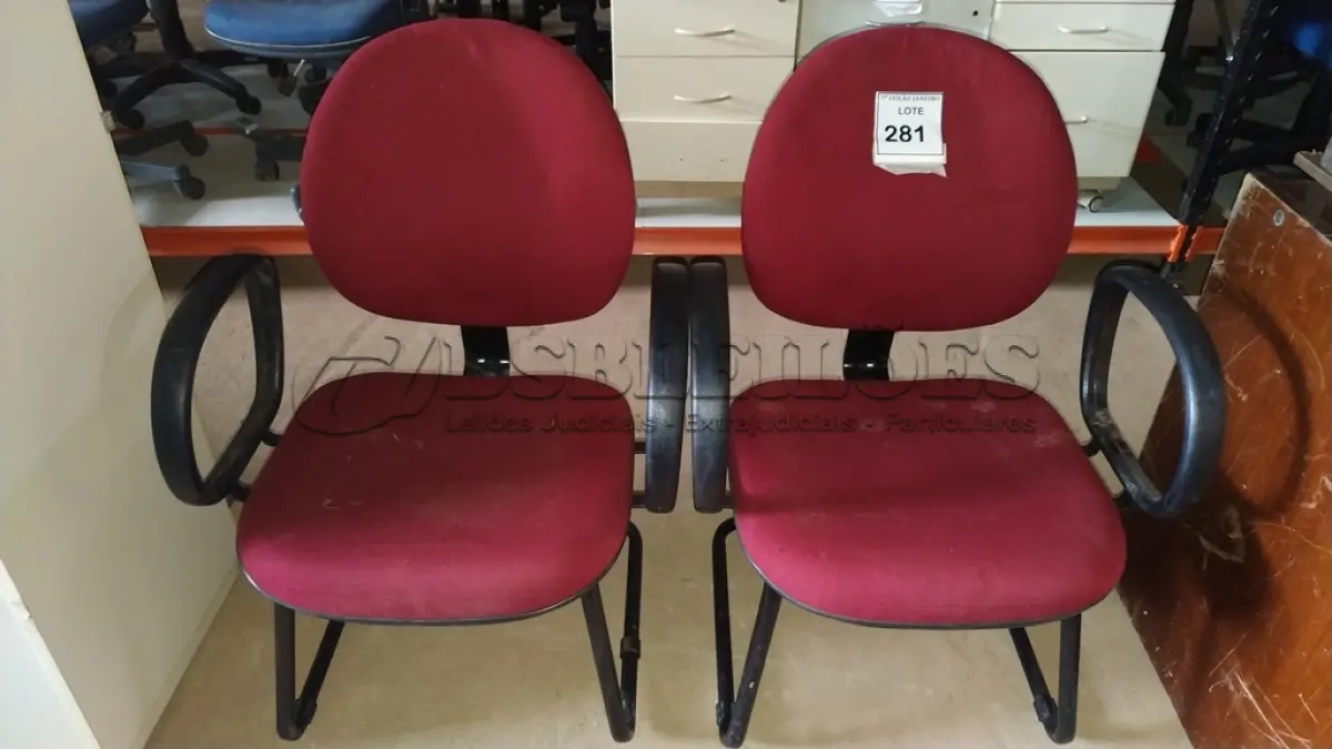 LOTE 281 - 02 CADEIRAS DE ESCRITÓRIO COM PÉS FIXOS NA COR VERMELHA.  (NO ESTADO) ATENÇÃO! FAZER A VISITAÇÃO ANTES DE ARREMATAR, NÃO SABEMOS SE FUNCIONA. LEILÃO NÃO TEM GARANTIA E NEM DEVOLUÇÃO, SUJEITO A POSSÍVEIS AVARIAS VISÍVEIS/OCULTAS E/OU AUSÊNCIA DE COMPONENTES.