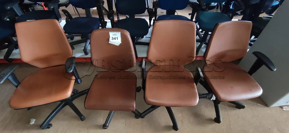 LOTE 341 - 04 CADEIRAS GIRATÓRIAS NA COR MARROM.  (NO ESTADO) ATENÇÃO! FAZER A VISITAÇÃO ANTES DE ARREMATAR, NÃO SABEMOS SE FUNCIONA. LEILÃO NÃO TEM GARANTIA E NEM DEVOLUÇÃO, SUJEITO A POSSÍVEIS AVARIAS VISÍVEIS/OCULTAS E/OU AUSÊNCIA DE COMPONENTES.