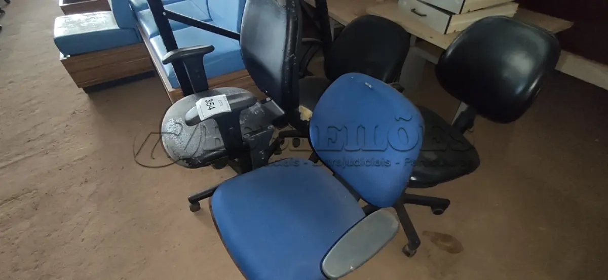 LOTE 354 - 04 CADEIRAS GIRATÓRIAS CORES VARIADAS.  (NO ESTADO) ATENÇÃO! FAZER A VISITAÇÃO ANTES DE ARREMATAR, NÃO SABEMOS SE FUNCIONA. LEILÃO NÃO TEM GARANTIA E NEM DEVOLUÇÃO, SUJEITO A POSSÍVEIS AVARIAS VISÍVEIS/OCULTAS E/OU AUSÊNCIA DE COMPONENTES.