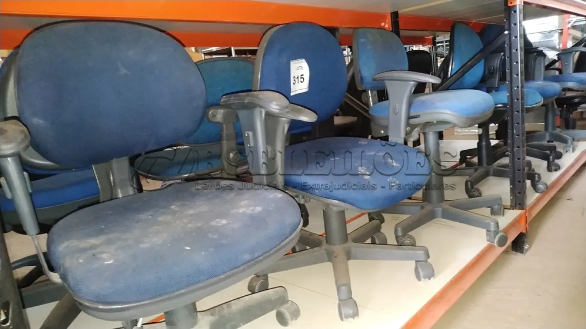 LOTE 315 - 03 CADEIRAS GIRATÓRIAS NA COR AZUL.  (NO ESTADO) ATENÇÃO! FAZER A VISITAÇÃO ANTES DE ARREMATAR, NÃO SABEMOS SE FUNCIONA. LEILÃO NÃO TEM GARANTIA E NEM DEVOLUÇÃO, SUJEITO A POSSÍVEIS AVARIAS VISÍVEIS/OCULTAS E/OU AUSÊNCIA DE COMPONENTES.
