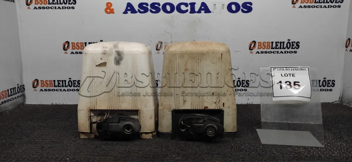 LOTE 135 - 02 MOTORES DE PORTÃO ELÉTRICOS. (NO ESTADO) ATENÇÃO! FAZER A VISITAÇÃO ANTES DE ARREMATAR, NÃO SABEMOS SE FUNCIONA. LEILÃO NÃO TEM GARANTIA E NEM DEVOLUÇÃO, SUJEITO A POSSÍVEIS AVARIAS VISÍVEIS/OCULTAS E/OU AUSÊNCIA DE COMPONENTES.