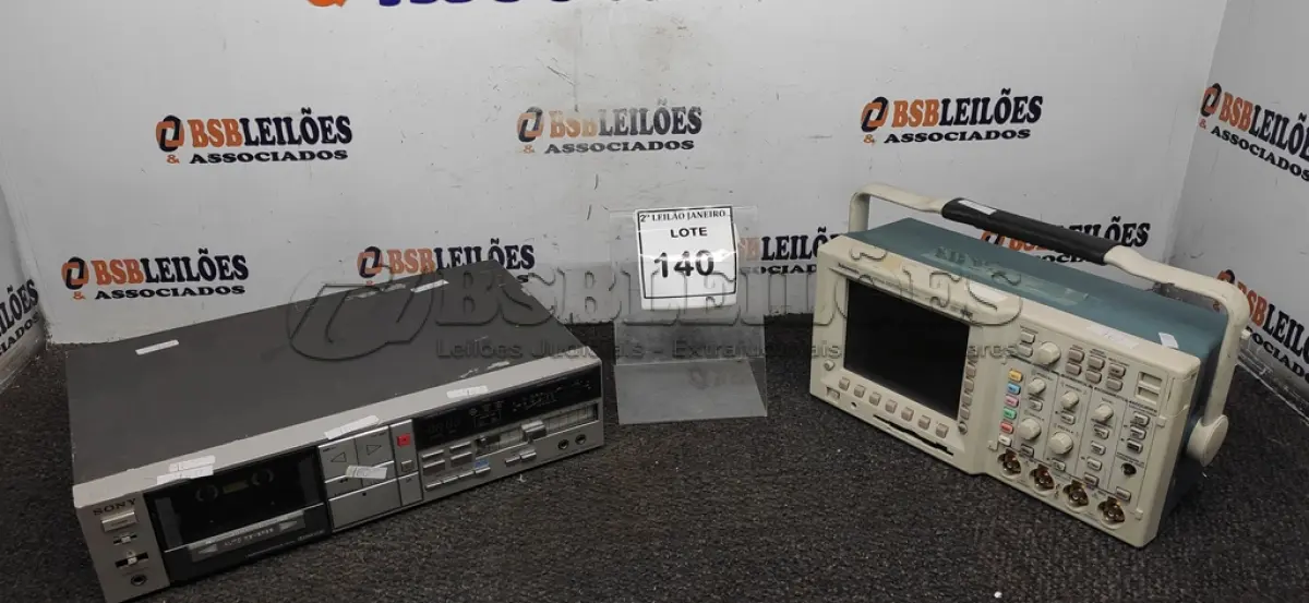 LOTE 140 - 01 TAPE DECK MARCA SONY E 01 OSCILOSCÓPIO DIGITAL MARCA TEKTRONIX. (NO ESTADO) ATENÇÃO! FAZER A VISITAÇÃO ANTES DE ARREMATAR, NÃO SABEMOS SE FUNCIONA. LEILÃO NÃO TEM GARANTIA E NEM DEVOLUÇÃO, SUJEITO A POSSÍVEIS AVARIAS VISÍVEIS/OCULTAS E/OU AUSÊNCIA DE COMPONENTES.