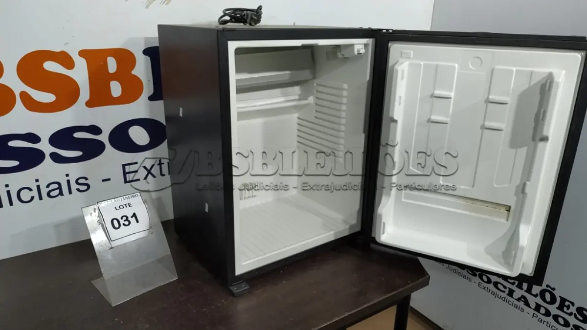 LOTE 031 - 01 FRIGOBAR MARCA DOMETIC. (NO ESTADO) ATENÇÃO! FAZER A VISITAÇÃO ANTES DE ARREMATAR, NÃO SABEMOS SE FUNCIONA. LEILÃO NÃO TEM GARANTIA E NEM DEVOLUÇÃO, SUJEITO A POSSÍVEIS AVARIAS VISÍVEIS/OCULTAS E/OU AUSÊNCIA DE COMPONENTES.