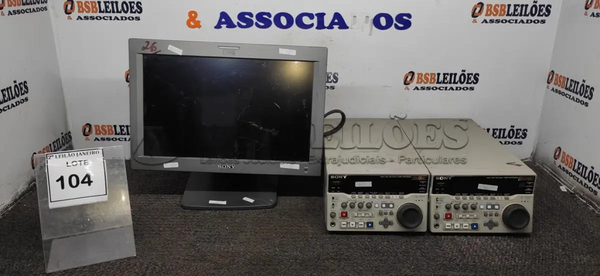 LOTE 104 - 02 GRAVADORES DE DISCO DE VIDEO DVCAM MODELO DSR-DR1000A MARCA SONY  E 01 MONITOR PROFISSIONAL MARCA SONY. (NO ESTADO) ATENÇÃO! FAZER A VISITAÇÃO ANTES DE ARREMATAR, NÃO SABEMOS SE FUNCIONA. LEILÃO NÃO TEM GARANTIA E NEM DEVOLUÇÃO, SUJEITO A POSSÍVEIS AVARIAS VISÍVEIS/OCULTAS E/OU AUSÊNCIA DE COMPONENTES.