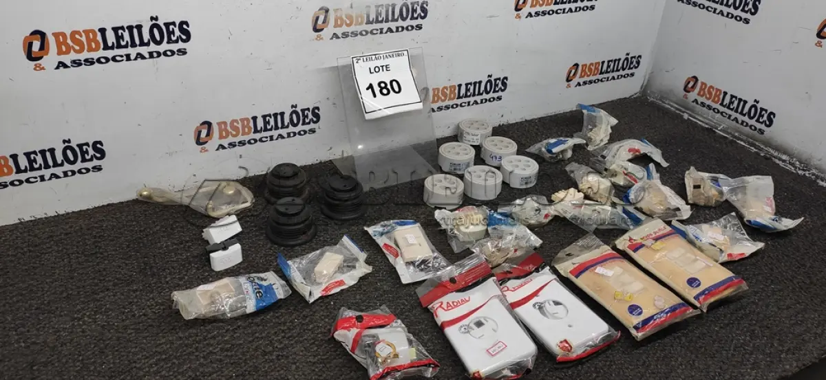 LOTE 180 - 01 LOTE COM VÁRIAS TOMADAS E INTERRUPTORES DE MARCAS E MODELOS DIVERSOS. (NO ESTADO) ATENÇÃO! FAZER A VISITAÇÃO ANTES DE ARREMATAR, NÃO SABEMOS SE FUNCIONA. LEILÃO NÃO TEM GARANTIA E NEM DEVOLUÇÃO, SUJEITO A POSSÍVEIS AVARIAS VISÍVEIS/OCULTAS E/OU AUSÊNCIA DE COMPONENTES.