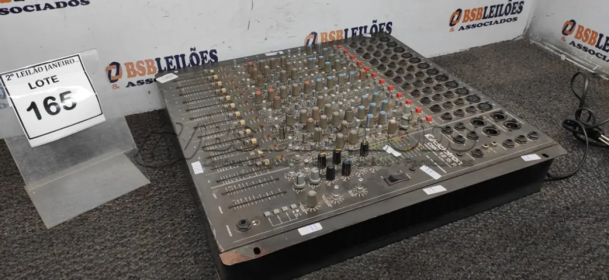 LOTE 165 - 01 MESA DE SOM MARCA CICLOTRON. (NO ESTADO) ATENÇÃO! FAZER A VISITAÇÃO ANTES DE ARREMATAR, NÃO SABEMOS SE FUNCIONA. LEILÃO NÃO TEM GARANTIA E NEM DEVOLUÇÃO, SUJEITO A POSSÍVEIS AVARIAS VISÍVEIS/OCULTAS E/OU AUSÊNCIA DE COMPONENTES.