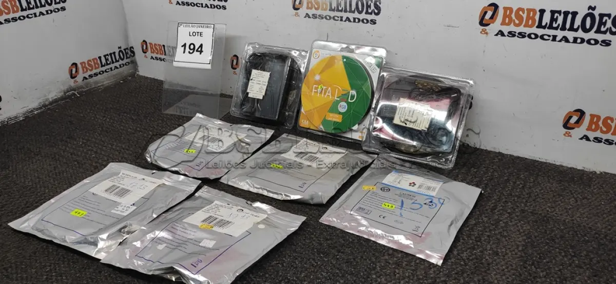 LOTE 194 - 08 FITAS LED DE 5M CADA. (NO ESTADO) ATENÇÃO! FAZER A VISITAÇÃO ANTES DE ARREMATAR, NÃO SABEMOS SE FUNCIONA. LEILÃO NÃO TEM GARANTIA E NEM DEVOLUÇÃO, SUJEITO A POSSÍVEIS AVARIAS VISÍVEIS/OCULTAS E/OU AUSÊNCIA DE COMPONENTES.