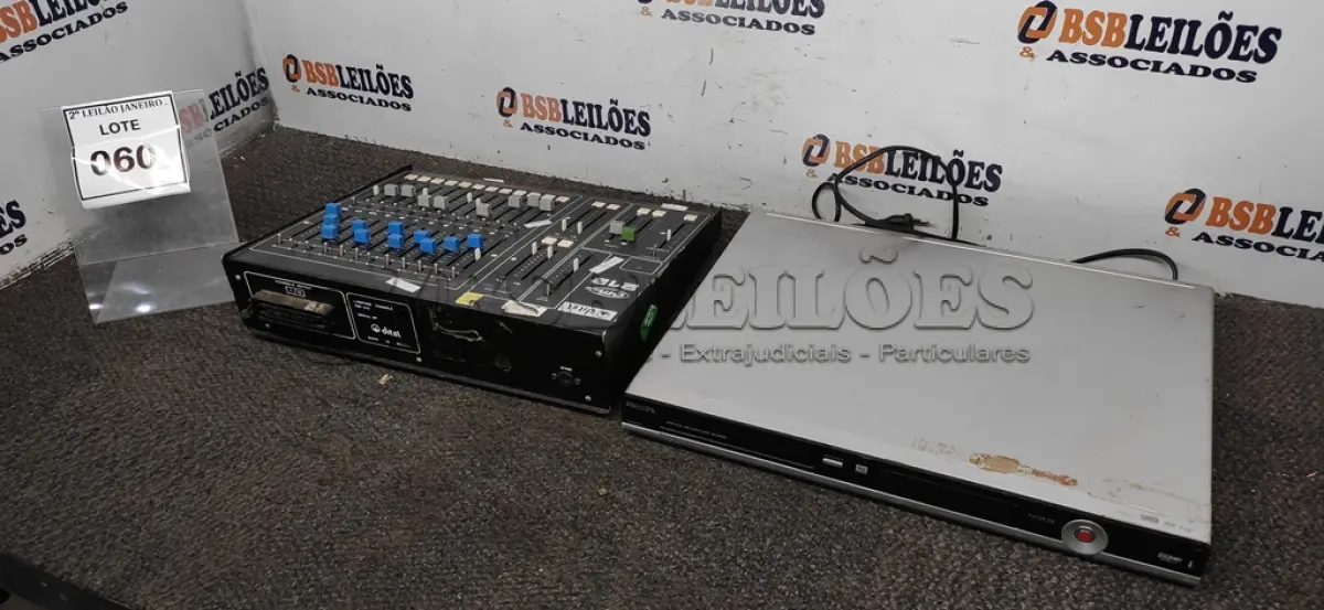 LOTE 060 - 01 APARELHO DE DVD MARCA PHILIPS E 01 MESADE MIXAGEM MODELO OM 212 MARCA DITEL. (NO ESTADO) ATENÇÃO! FAZER A VISITAÇÃO ANTES DE ARREMATAR, NÃO SABEMOS SE FUNCIONA. LEILÃO NÃO TEM GARANTIA E NEM DEVOLUÇÃO, SUJEITO A POSSÍVEIS AVARIAS VISÍVEIS/OCULTAS E/OU AUSÊNCIA DE COMPONENTES.