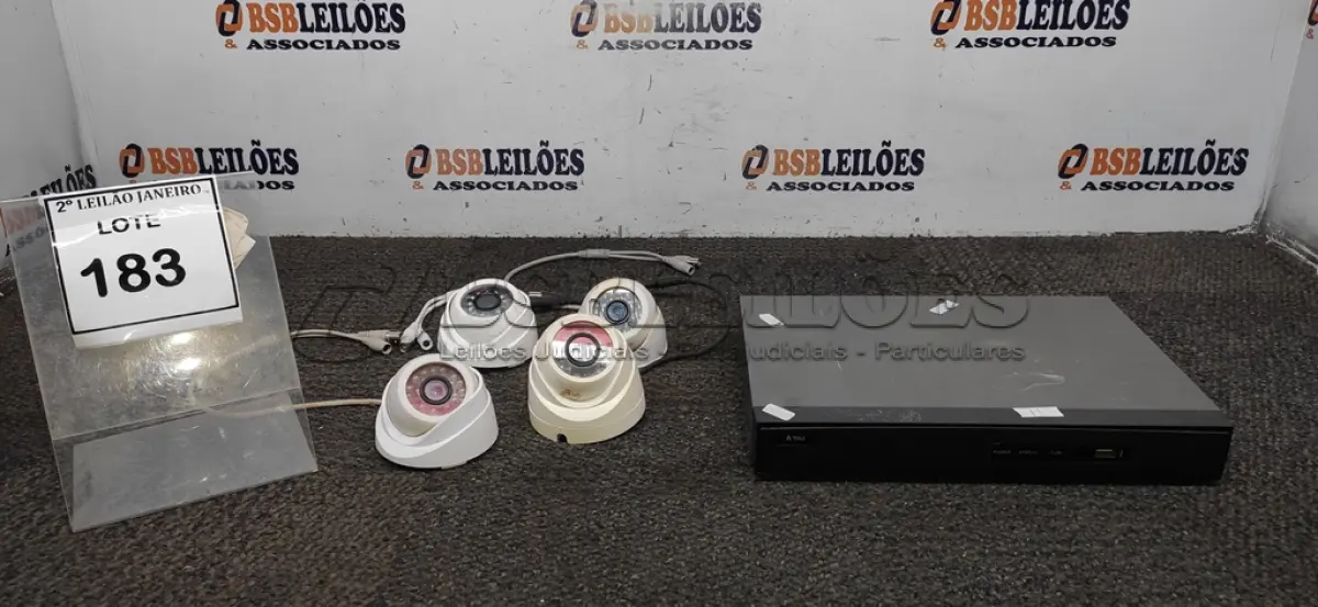 LOTE 183 - 01 APARELHO DVR COM 04 CÂMERAS. (NO ESTADO) ATENÇÃO! FAZER A VISITAÇÃO ANTES DE ARREMATAR, NÃO SABEMOS SE FUNCIONA. LEILÃO NÃO TEM GARANTIA E NEM DEVOLUÇÃO, SUJEITO A POSSÍVEIS AVARIAS VISÍVEIS/OCULTAS E/OU AUSÊNCIA DE COMPONENTES.