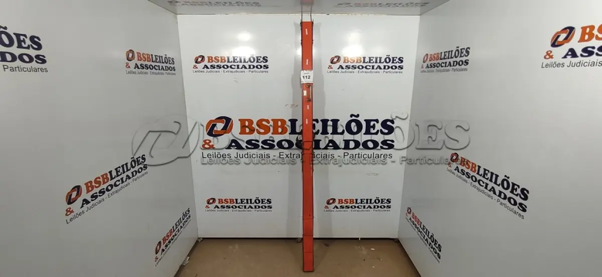 LOTE 112 - 01 MIRA DE TOPOGRAFIA. (NO ESTADO) ATENÇÃO! FAZER A VISITAÇÃO ANTES DE ARREMATAR, NÃO SABEMOS SE FUNCIONA. LEILÃO NÃO TEM GARANTIA E NEM DEVOLUÇÃO, SUJEITO A POSSÍVEIS AVARIAS VISÍVEIS/OCULTAS E/OU AUSÊNCIA DE COMPONENTES.