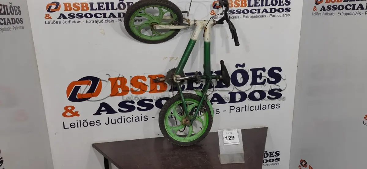 LOTE 129 - 01 BICICLETA INFANTIL. (NO ESTADO) ATENÇÃO! FAZER A VISITAÇÃO ANTES DE ARREMATAR, NÃO SABEMOS SE FUNCIONA. LEILÃO NÃO TEM GARANTIA E NEM DEVOLUÇÃO, SUJEITO A POSSÍVEIS AVARIAS VISÍVEIS/OCULTAS E/OU AUSÊNCIA DE COMPONENTES.