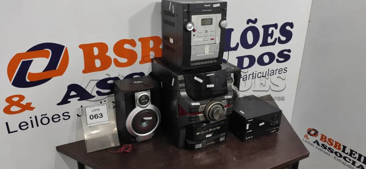 LOTE 063 - 03 MINI SYSTEMS DE MARCAS E MODELOS DIVERSOS  E 02 CAIXAS. (NO ESTADO) ATENÇÃO! FAZER A VISITAÇÃO ANTES DE ARREMATAR, NÃO SABEMOS SE FUNCIONA. LEILÃO NÃO TEM GARANTIA E NEM DEVOLUÇÃO, SUJEITO A POSSÍVEIS AVARIAS VISÍVEIS/OCULTAS E/OU AUSÊNCIA DE COMPONENTES.