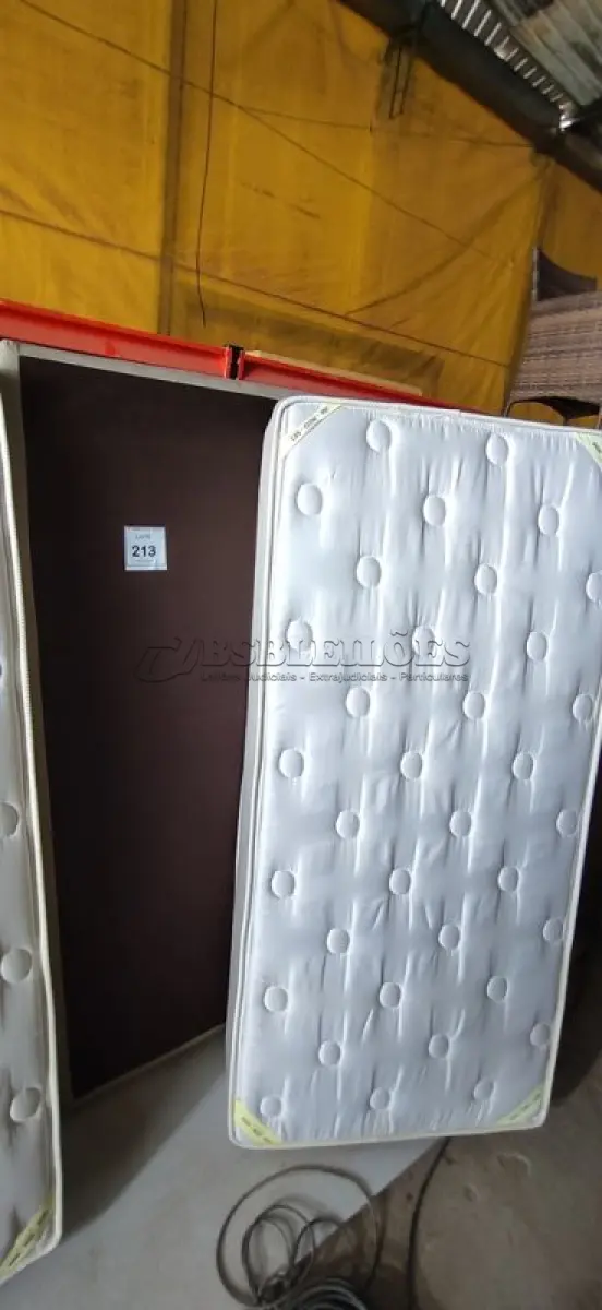 LOTE 213 - 01 COLCHÃO DE SOLTEIRO COM BASE 1,88CM X 88CM. (NO ESTADO EM QUE SE ENCONTRA. SUJEITO A AVARIAS OCULTAS/VISÍVEIS.) BJ7267L